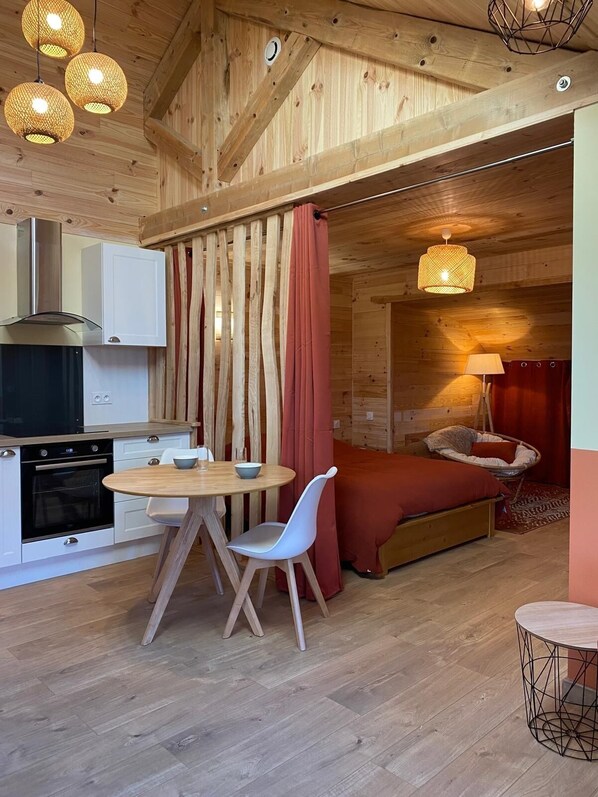 1 bedroom, bed sheets