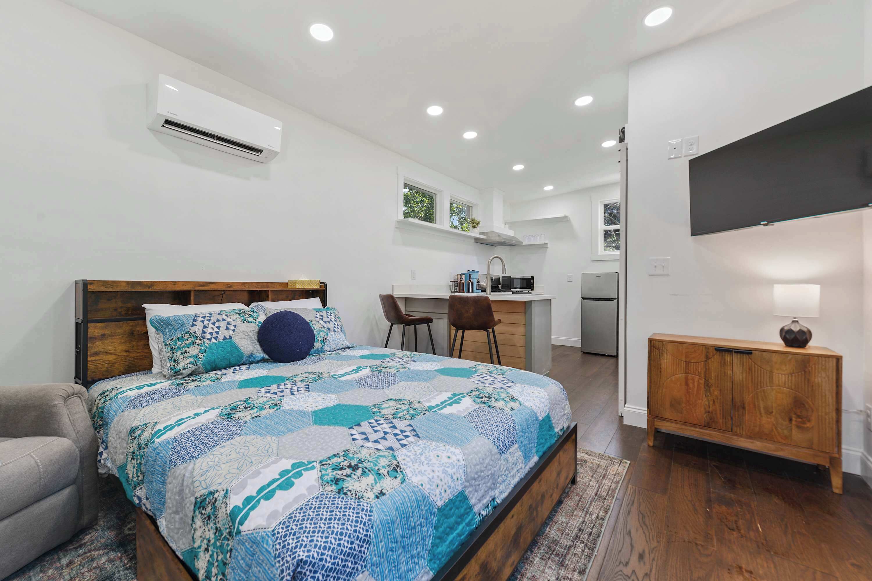 Desk, iron/ironing board, WiFi, bed sheets