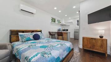 Desk, iron/ironing board, WiFi, bed sheets