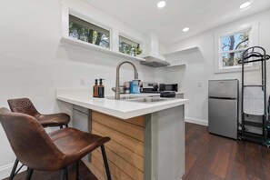 Refrigerador, microondas, horno y parrilla de estufa 