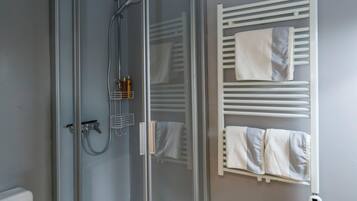 Dusche, Haartrockner, Handtücher, Seife