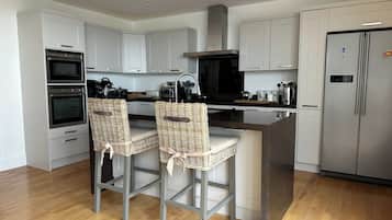 House | Private kitchen | Fridge, microwave, oven, stovetop