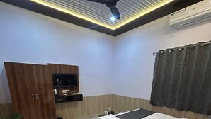 Una camera da letto moderna con un letto, un comodino e una ventola a soffitto.