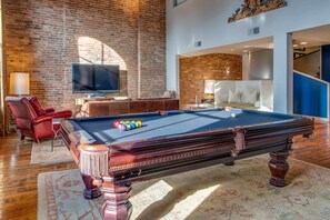 Games room - Beautiful Stay for 6, w/Billiards in DT! (Nashville)