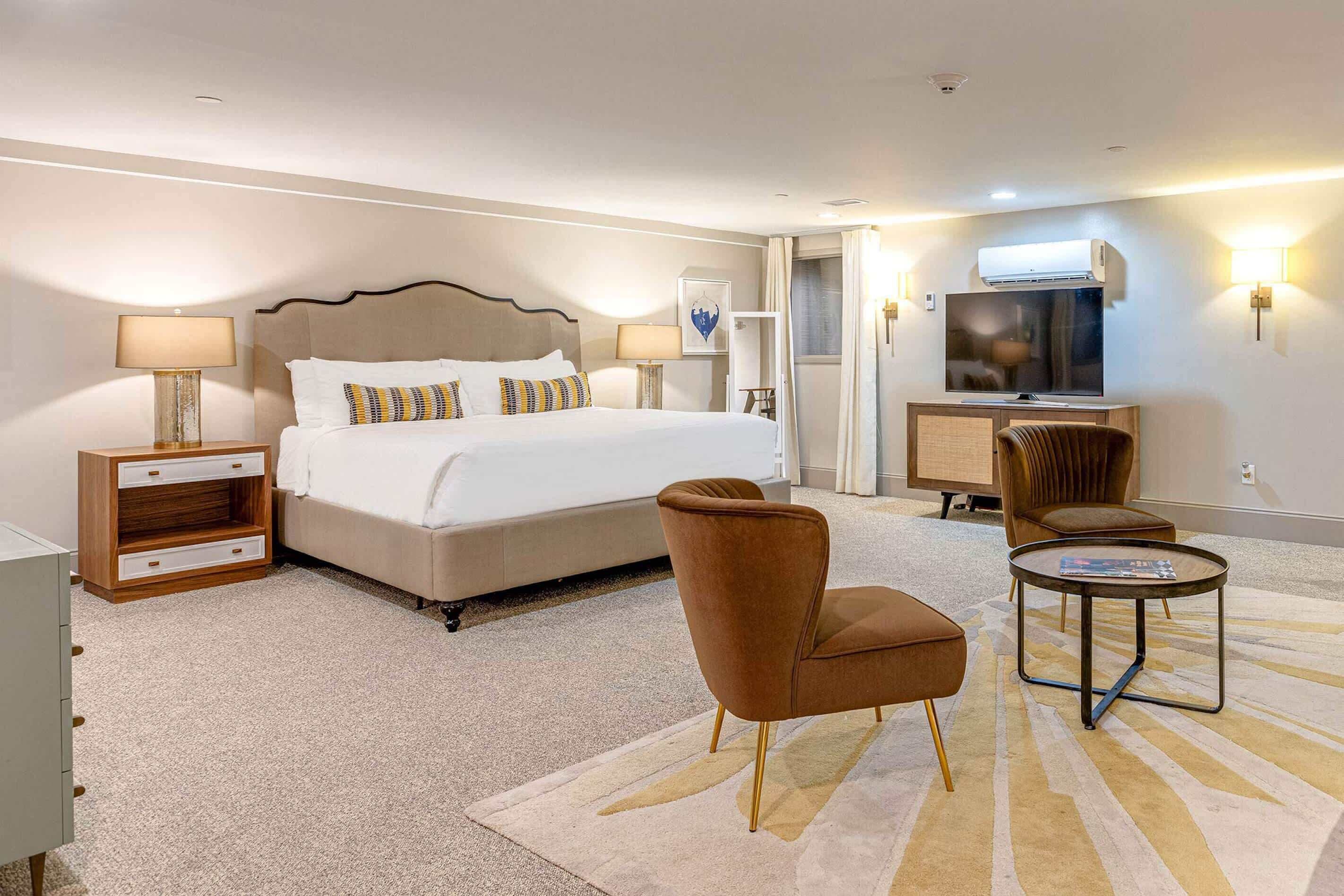 Een strijkplank/strijkijzer, wifi, beddengoed