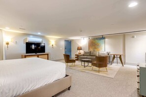 Iron/ironing board, WiFi, bed sheets - Studio Retreat for 4 Near DT, Walk to Broadway! (Nashville)