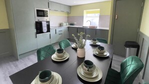 Deluxe Apartment | Laptop workspace, WiFi (free) - Serenity Holiday Apartments  (Blackpool)