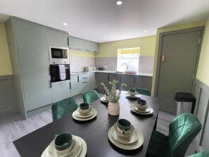 Laptop workspace, free WiFi - Serenity Holiday Apartments  (Blackpool)