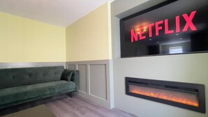 Deluxe Apartment | Laptop workspace, WiFi (free) - Serenity Holiday Apartments  (Blackpool)