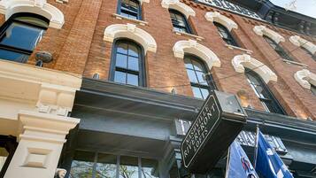 Un bâtiment en briques sur lequel on peut lire l’inscription : « Nashville Riverfront Lofts ».