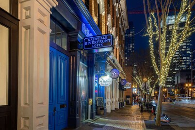 Charming Retreat for 2, Near Downtown & Broadway!