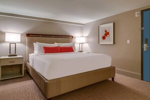 Iron/ironing board, WiFi, bed sheets - Cozy Retreat for 2, Heart of DT, Near Broadway! (Nashville)