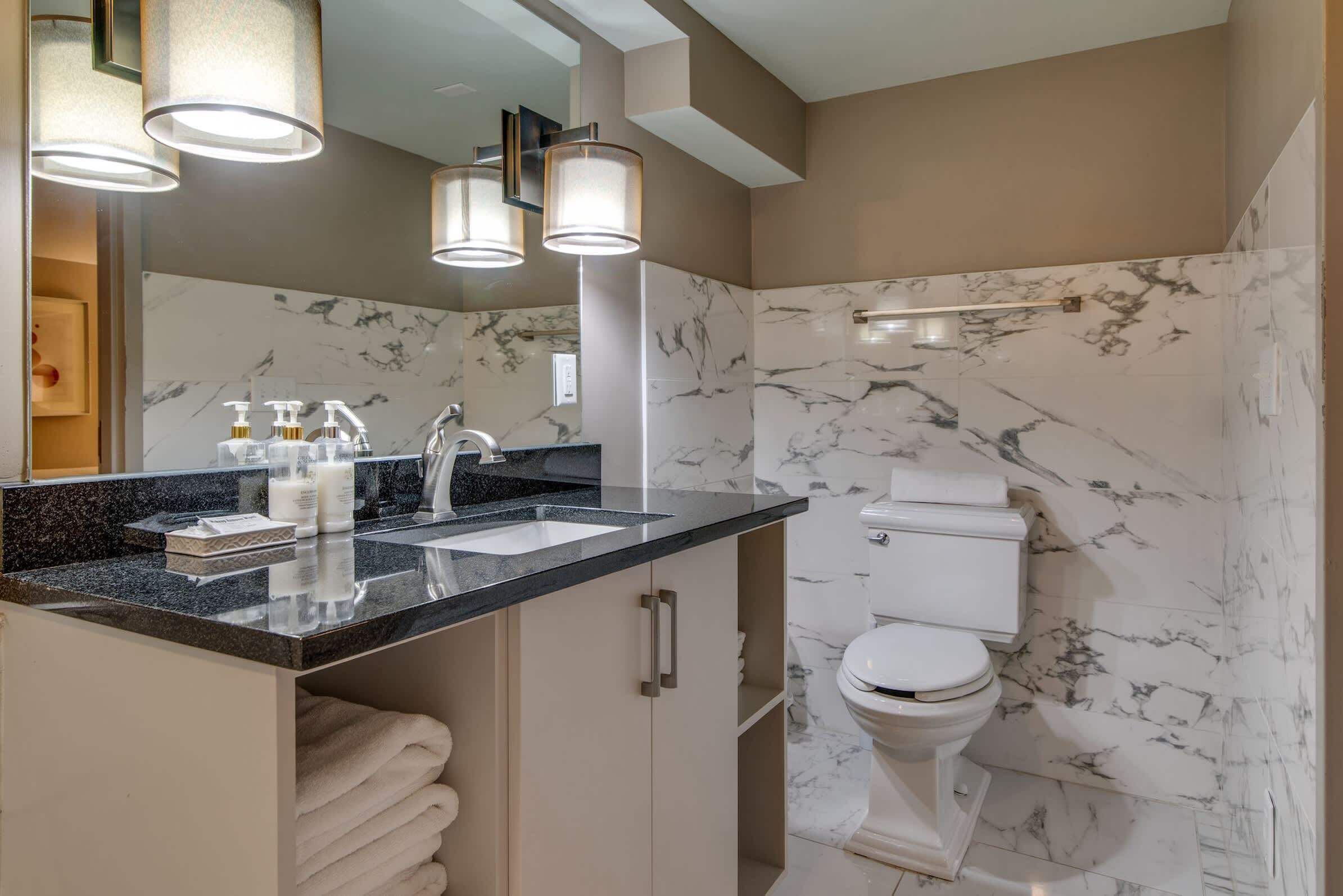 Douche, sèche-cheveux, serviettes fournies, shampoing