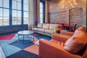 TV, offices - Nashville Riverfront Loft– Stay for 4! (Nashville)