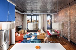 TV, offices - Nashville Riverfront Loft– Stay for 4! (Nashville)