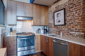 冷蔵庫、電子レンジ、オーブン、コンロ