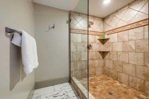 Douche, séchoir à cheveux, serviettes fournies, shampooing