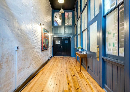 Interior. Charming Stay for 4 in DT, Walk to Broadway!