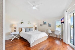 3 bedrooms, desk, travel cot, free WiFi - Treasure Island Waterfront home - 100ft to beach! (Treasure Island)