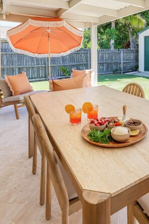 Outdoor dining set for a long lunch - Urban Getaway Bargara Central (Bargara)