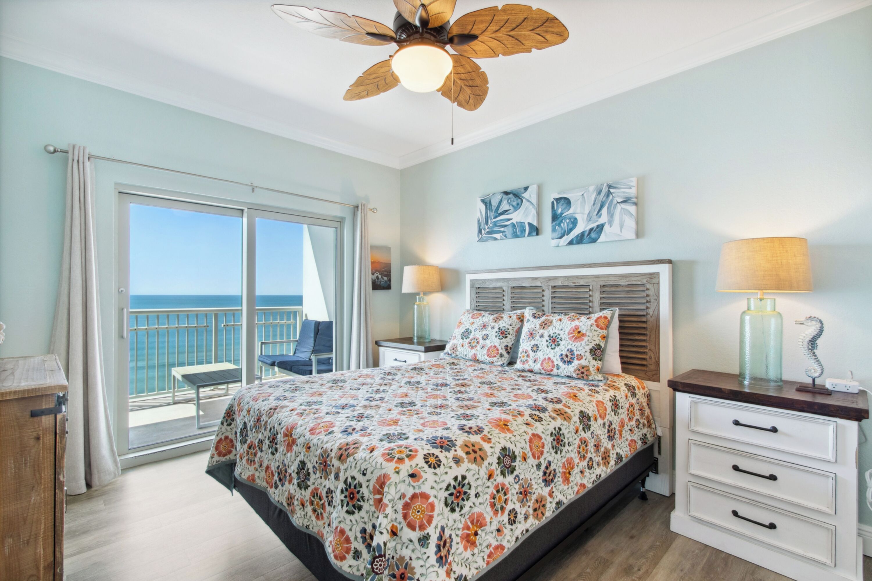 Exclusive-huoneisto, 2 makuuhuonetta, parveke, rantanäköala | Yksilöllisesti sisustettu, yksilöllisesti kalustettu