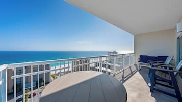 Condo exclusivo, 2 habitaciones, balcón, vista a la playa | Vista del balcón