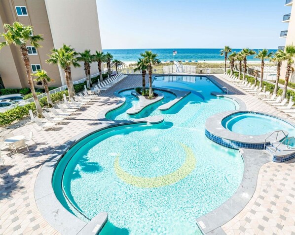 Una piscina techada, una piscina al aire libre