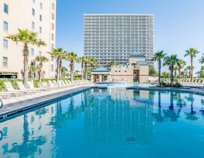 Una piscina techada, una piscina al aire libre