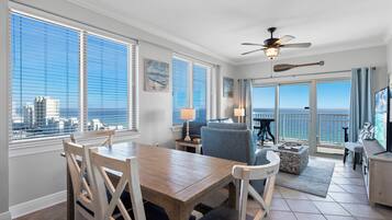 独特公寓式客房, 2 间卧室, 阳台, 海滩景观 | 客房内用餐