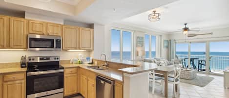 Condo exclusif, 2 chambres, balcon, vue sur la plage | Cuisine privée | Réfrigérateur, four à micro-ondes, un four, surface de cuisson