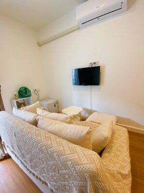 Familierom | Oppholdsområde | En 32-tommers smart-TV med digitale kanaler samt Netflix