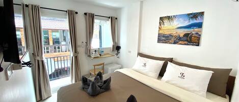 Escritorio, espacio para trabajar con laptop y wifi gratis