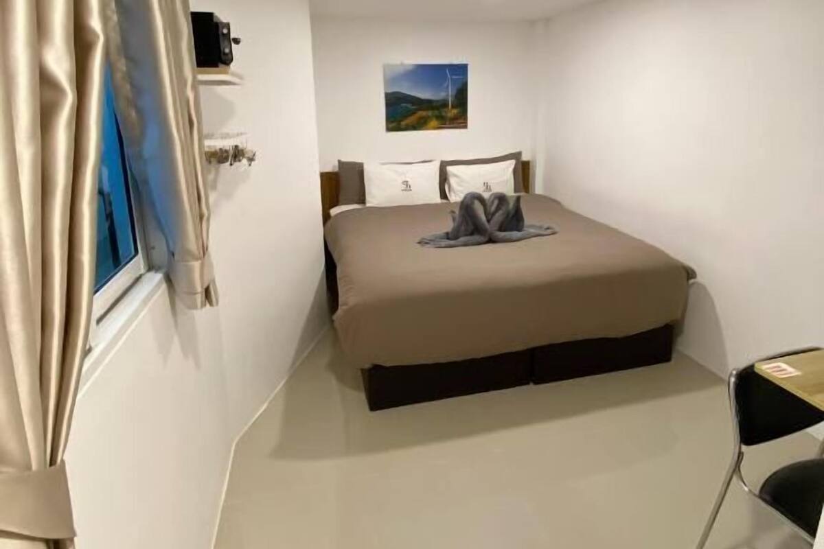 Dobbeltrom for 1 person – comfort | Safe på rommet, skrivebord og skrivebord for bærbar PC