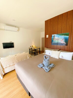Family Room | Desk, laptop workspace, free WiFi, bed sheets - SJ Beach House Patong (Patong)
