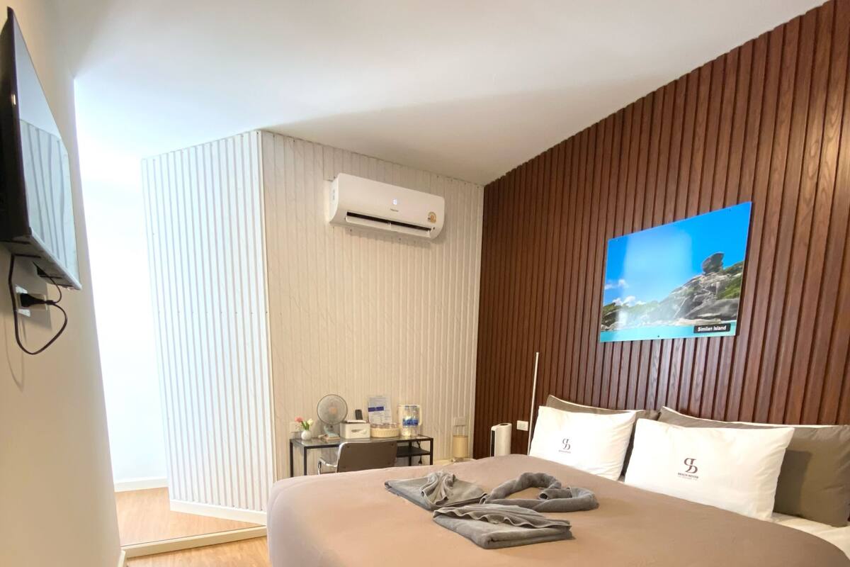 Phòng đôi Deluxe, quang cảnh thành phố | Két bảo mật tại phòng, bàn, khu vực làm việc phù hợp cho laptop 