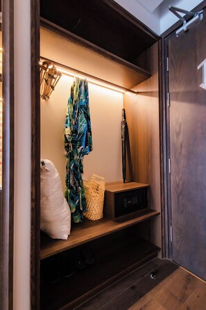 Executive-Doppel- oder -Zweibettzimmer, 1 Schlafzimmer, Meerblick, Meerseite | Schrank