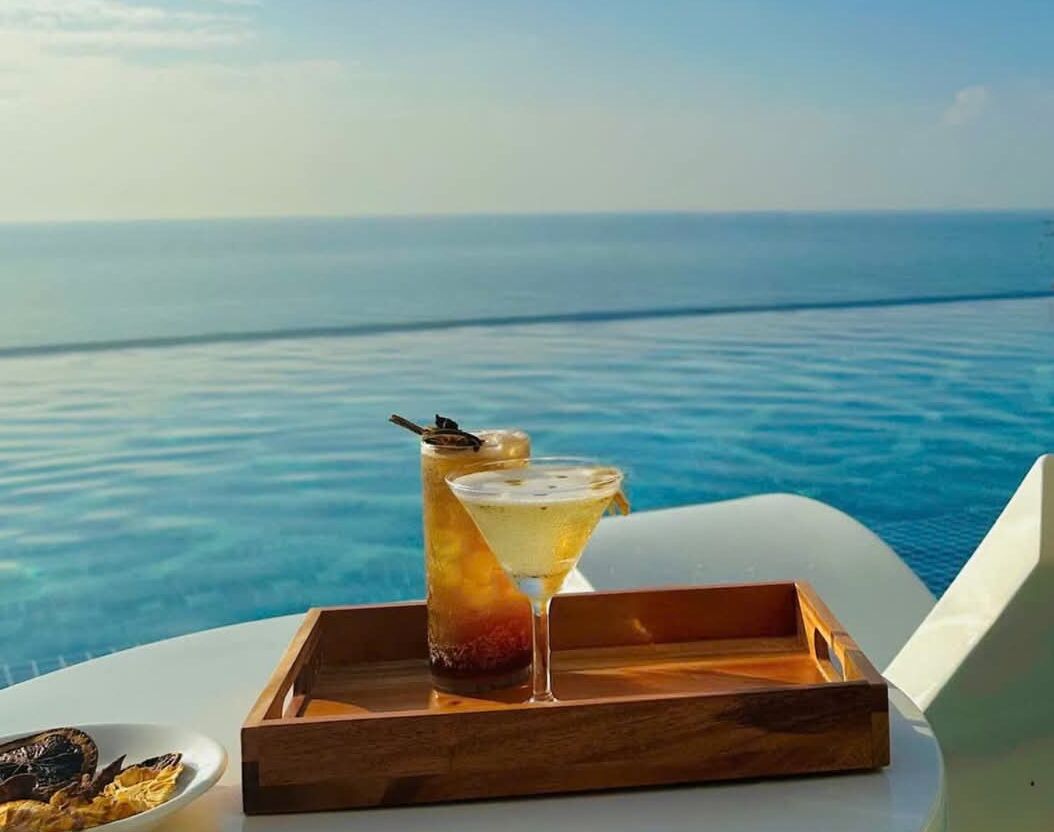 5 室外游泳池，06:00 至 20:00 开放，池畔遮阳伞，日光浴躺椅