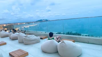 5 outdoor pools, open 6:00 AM to 8:00 PM, pool umbrellas, sun loungers