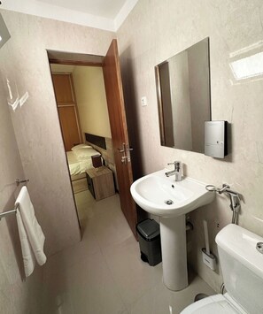 Een haardroger, handdoeken, zeep, shampoo