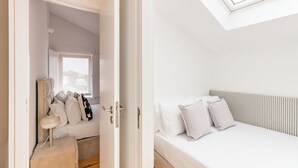 A bedroom with a bed, bedside table, and a window. - A Window to Porto - Pestana Lovely House (Porto)