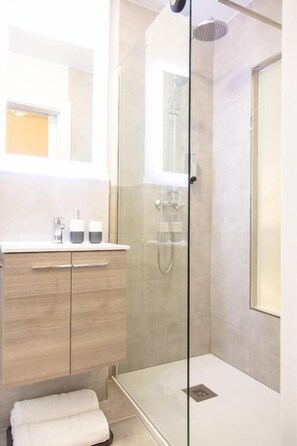 Shower, hair dryer, towels, soap - Almijara Residence (Cómpeta)