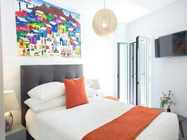 Habitación Deluxe doble, vistas a la ciudad | Sistema de insonorización, tabla de planchar con plancha, wifi gratis