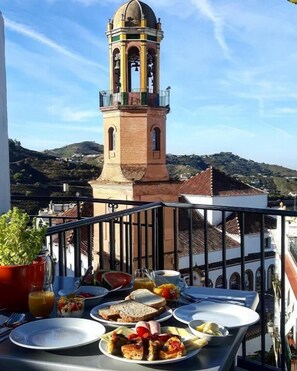 Outdoor dining - Almijara Residence (Cómpeta)