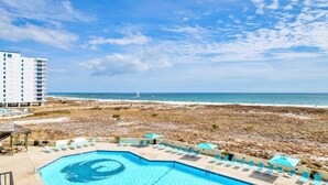 Un resort con piscina, playa y vista al océano.