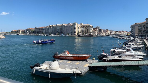 A marina with various boats docked, a large building in the background, and a clear blue sky. - 3-bedroom house, sleeps 6, near station, Sète, WIFI (Sète)