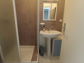 Hair dryer - 3-bedroom house, sleeps 6, near station, Sète, WIFI (Sète)