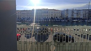A marina with boats docked, a clear sky, and buildings in the background. - 3-bedroom house, sleeps 6, near station, Sète, WIFI (Sète)