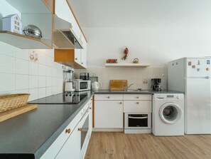 Fridge, microwave, oven, stovetop - Mimizan Beach T2 with Terrace and Parking Near Ocean (Mimizan-Mimizan Plage)