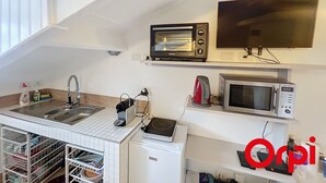 Coffee/tea maker, fridge, oven, stovetop - Charming studio with air conditioning in a historic palace in Menton (Menton)