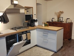 Kjøleskap, mikrobølgeovn, ovn og oppvaskmaskin